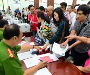 Đông nghẹt người đi làm chứng minh nhân dân 12 số