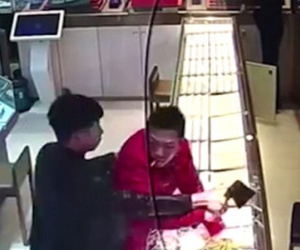 Giây phút nghẹt thở khi chàng trai liều mạng bắt kẻ cướp cửa hàng vàng