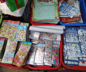 Miếng dán trang trí Noel chứa chất gây vô sinh, ung thư bán tràn lan tại Hà Nội