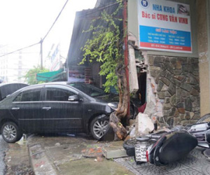 Ô tô đưa trẻ con đi học bất ngờ lao thẳng vào nhà dân