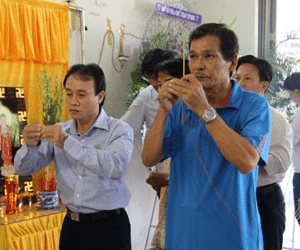 Các thầy, đồng nghiệp viếng cựu võ sĩ Hoàng Hà Giang