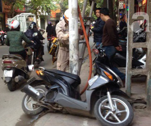 Hà Nội: “Bay” như phim hành động vào vỉa hè, hai cô gái nguy kịch