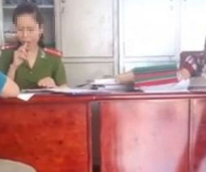 Nữ công an phường ngậm kẹo mút trong lúc tiếp dân gây xôn xao ở Sài Gòn
