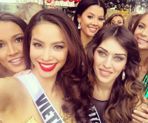 Phạm Hương đọ đường cong với các người đẹp Miss Universe