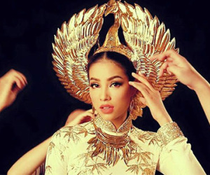 Phạm Hương đội mẩn chim hạc mạ 2,5 chỉ vàng tại Miss Universe 2015