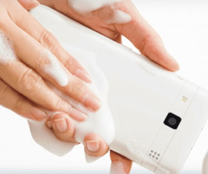 Smartphone có thể… rửa bằng xà phòng