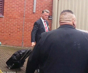 Fan chế giễu màn thay người khó hiểu của Van Gaal