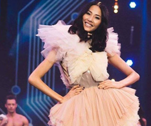Hoàng Thùy mở màn show thời trang ở Anh