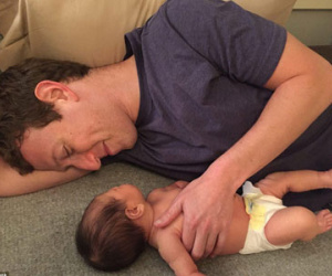 Lộ ảnh Mark Zuckerberg nằm dài chơi đùa cùng con gái yêu
