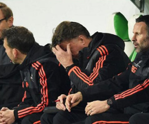 Man United bị loại khỏi Champions League, CĐV kêu gọi sa thải Van Gaal
