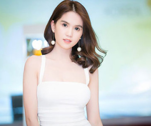 Ngọc Trinh xách túi 5.000 USD đi sự kiện