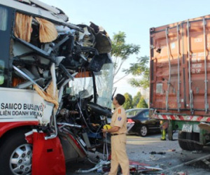 30 người kêu cứu trong ôtô khách húc đuôi container