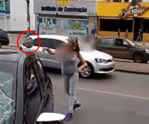 Phát hiện chồng ăn trưa với nhân tình, vợ mang bầu tức giận phá nát xe ô tô