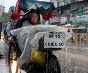 Sao lại ép người bán vé số bán dạo đến đường cùng?