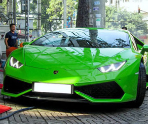 Siêu xe Huracan màu xanh lá lăn bánh trên đường Sài Gòn