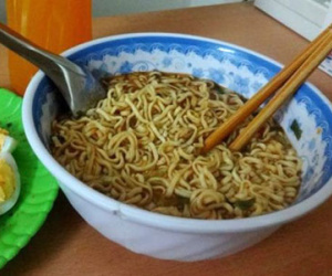Tại sao phải kìm hãm thói quen ăn mì gói?
