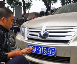 Xế sang biển 80A giả trong bãi xe vi phạm