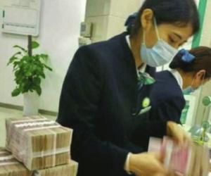 Mang cả chục tỷ đồng đến ngân hàng mở tài khoản, làm hỏng cả máy đếm tiền