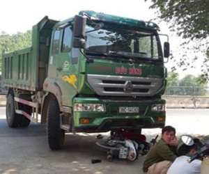 Con chết thảm, mẹ bị thương vì bị xe tải quấn vào gầm