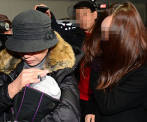 Bạn gái cũ Kim Hyun Joong đưa con trai đi xét nghiệm ADN