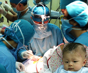 Bé bị đâm xuyên sọ phải phẫu thuật vì nhiễm trùng não