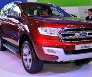 Ford Everest 2016 giá cao, khách choáng