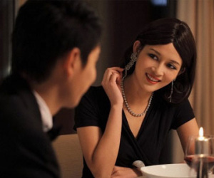 Họ hôn nhau ngay trước cửa phòng rồi lên giường mà không chốt khóa