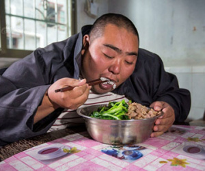 Phát sợ với anh chàng nặng 3 tạ mỗi bữa ăn cả chậu cơm