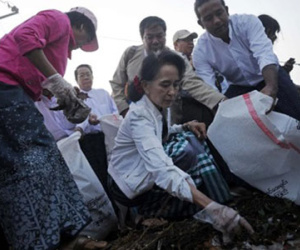 "Quý bà" Myanmar xuống đường nhặt rác