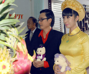 Chồng trao kỷ vật tình yêu cho Lê Kiều Như trong lễ ăn hỏi