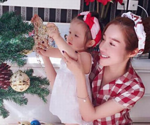 Elly Trần và con gái cùng nhau trang trí cây thông Noel