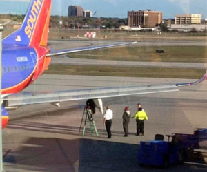 Hãi hùng Boeing 737 rơi cánh khi đang bay