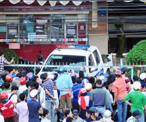 Hàng trăm cảnh sát bao vây tên cướp cố thủ trong ngân hàng
