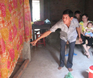 Kinh hoàng lột quần áo, xát ớt lên toàn thân tình địch do ghen