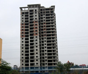 Một giáo viên rơi từ tòa nhà 20 tầng tử vong