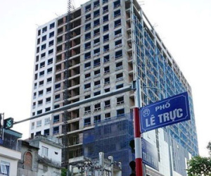 Tháo dỡ phần vi phạm nhà 8B Lê Trực: Chủ đầu tư kêu khó