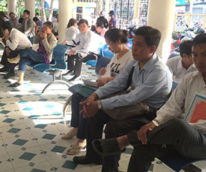 TP.HCM ùn tắc... sổ đỏ