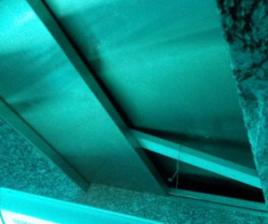 Vì sao cửa thang máy mở khi không có cabin?