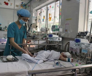 Bé trai bị đâm xuyên sọ phải mổ lần 2
