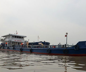 Hai sà lan đụng nhau trên sông Tiền, 40.000 lít xăng rò rỉ
