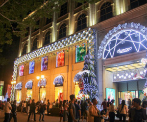 Sài Gòn lung linh trong ánh đèn, giới trẻ nhộn nhịp đón Noel sớm