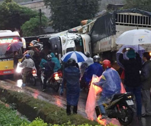 Xe đầu kéo lật vào xe tải, 2 người tử vong