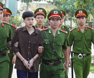 3 bị can vụ thảm sát 6 người lên xe thùng đến tòa án