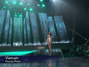 Clip: Phạm Hương gợi cảm với phần thi bikini tại bán kết HHHV