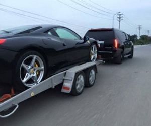 Đại gia Hà Nội mang "khủng long" Cadillac kéo Ferrari 458 trên đường