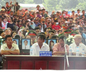 Gia đình bị hại chết lặng khi nghe cáo trạng thảm án ở Bình Phước