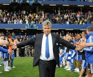 Guus Hiddink dẫn đầu danh sách ứng viên thay thế Mourinho tại Chelsea