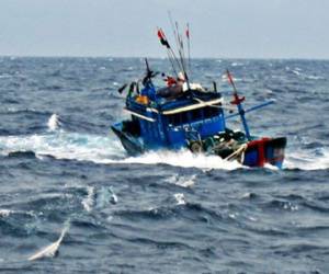 Ngư dân thoát chết sau khi trôi dạt 40 km trên biển