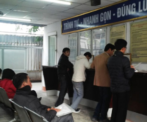 Người dân đổ xô đổi giấy phép lái xe PET dù chưa đến hạn