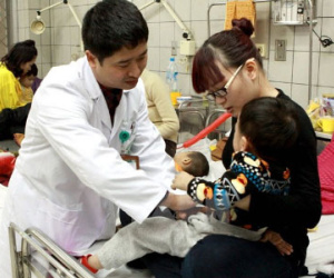 Sai lầm của bố mẹ ngày rét đậm khiến trẻ nhập viện